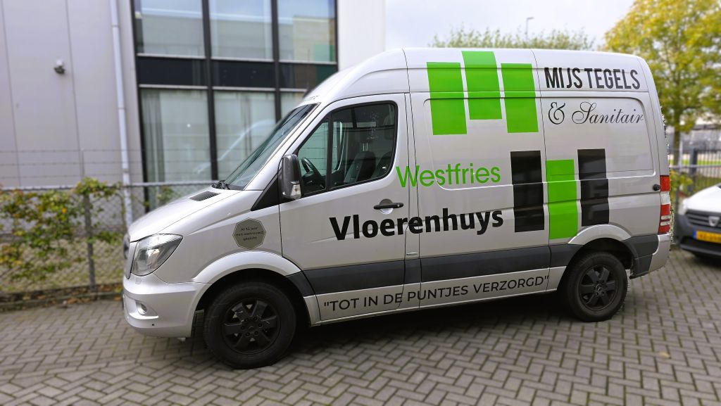 De bestaande bus van MIJS Tegels & Sanitair en Westfries Vloerenhuys