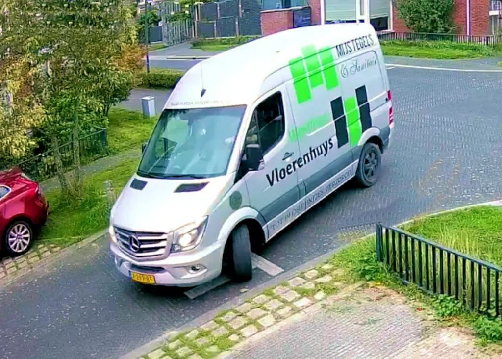 Bedrijfsbus van MIJS Tegels & Sanitair tussen de bollenvelden in West-Friesland