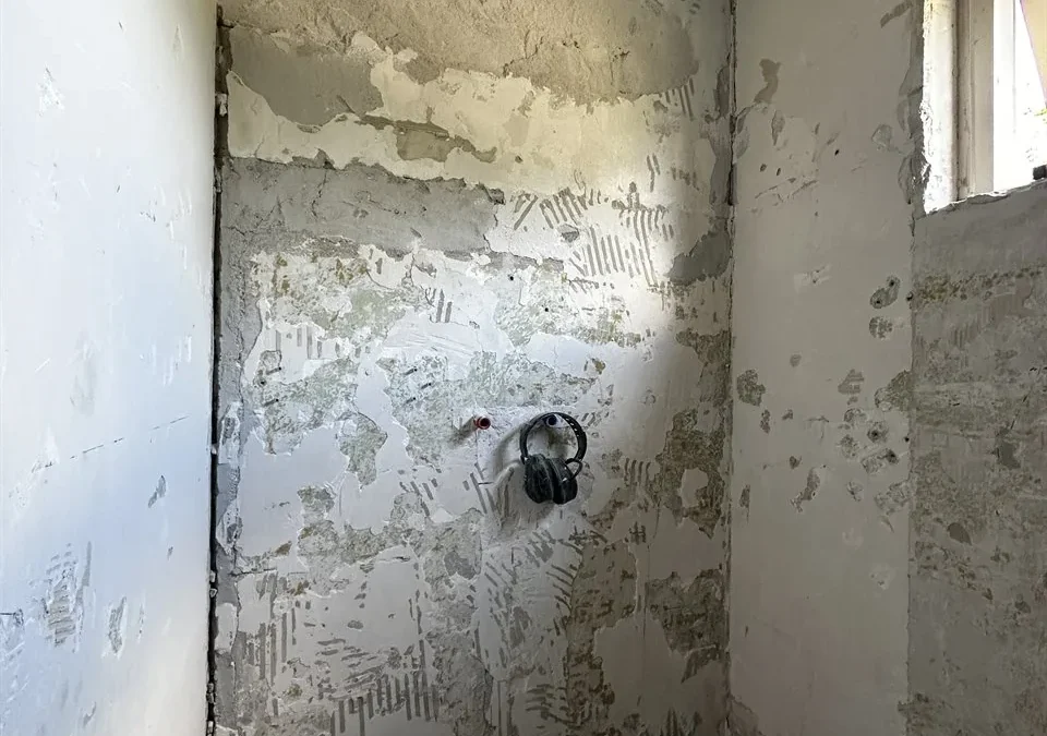Badkamer en woonruimte tijdens de verbouwing