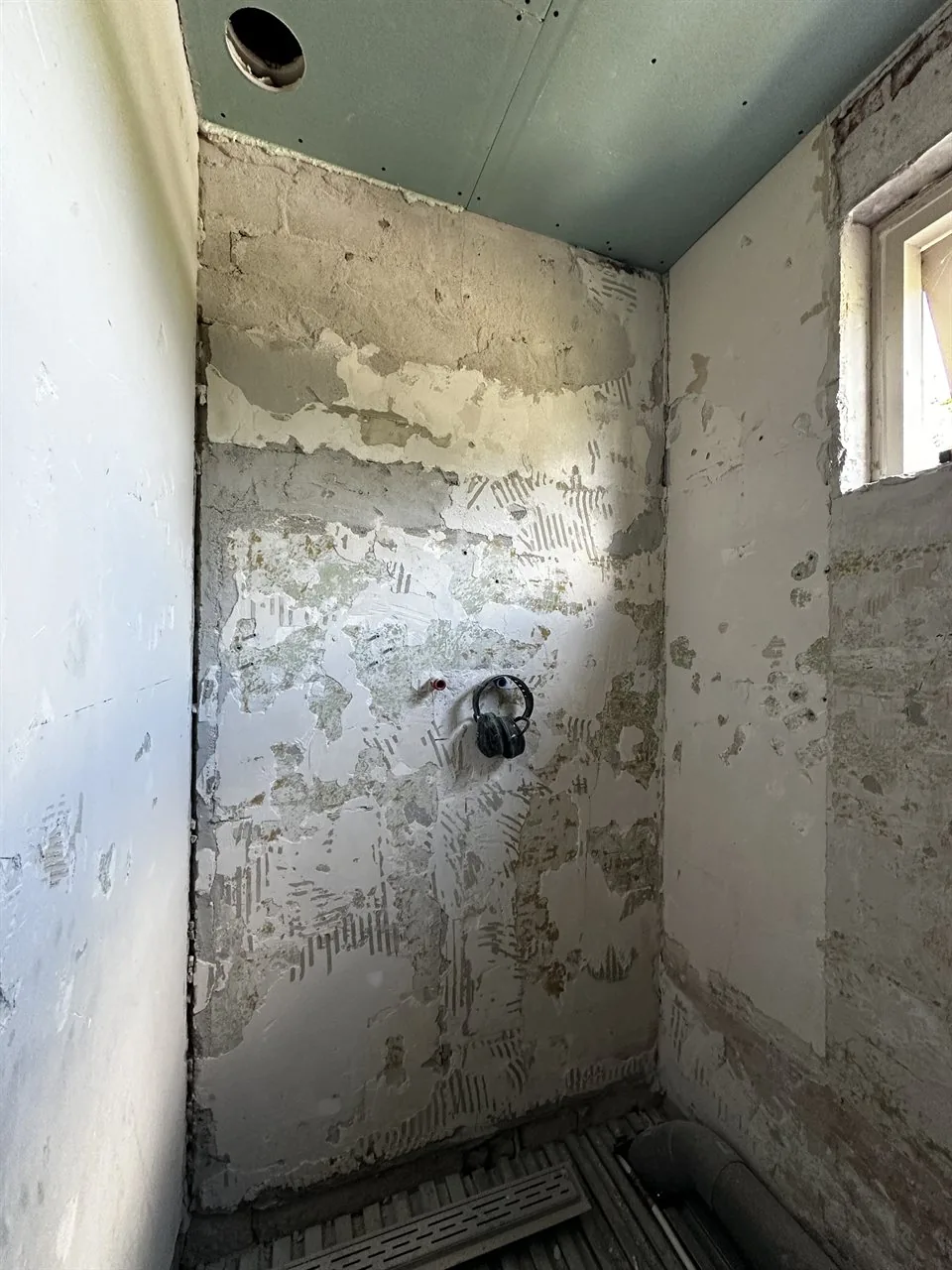 Badkamer gestript tot de kale muren Badkamer gestript tot de kale muren (Badkamer tijdens de verbouwing)