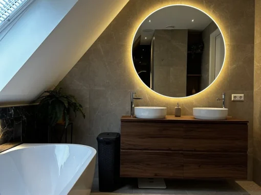 Badkamer en toiletten met zwart marmerlook tegels Badkamer en toiletten met zwart marmerlook tegels