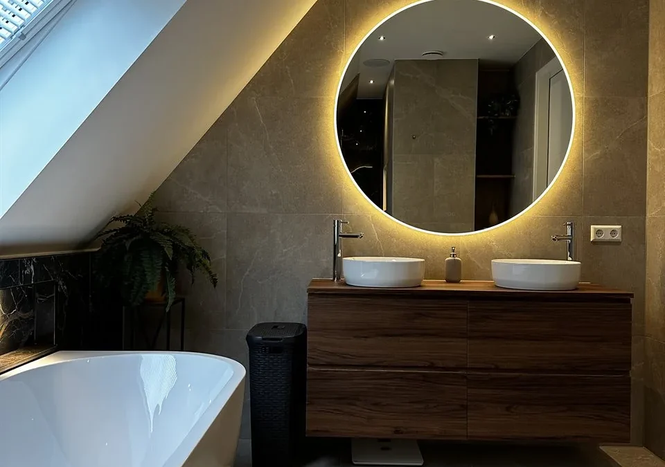 Badkamer en toiletten met zwart marmerlook tegels