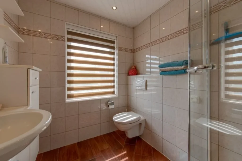 Badkamer voor de renovatie met witte tegels (Badkamer renovatie met 3D-ontwerp)