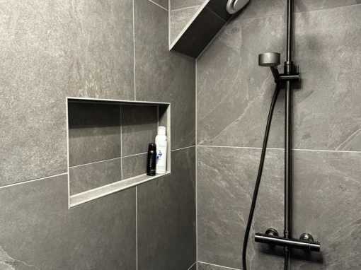 Badkamer en toilet met leisteenlook tegels Badkamer en toilet met leisteenlook tegels