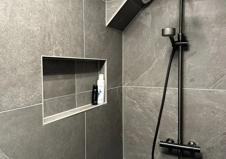 Badkamer en toilet met leisteenlook tegels