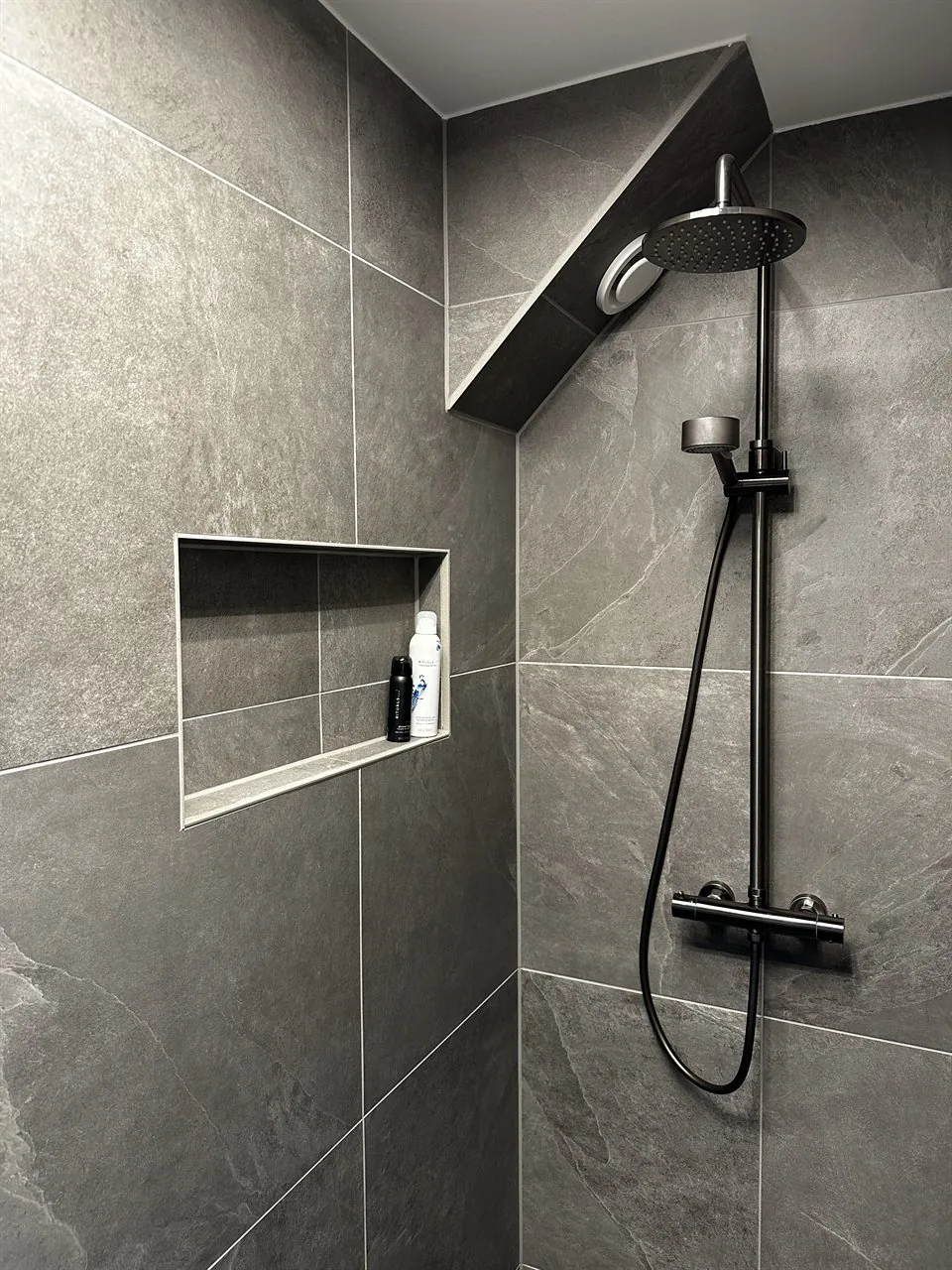 Douche met inbouwnis en regendouche in leisteenlook tegels Douche met inbouwnis en regendouche in leisteenlook tegels (Badkamer met leisteenlook tegels)