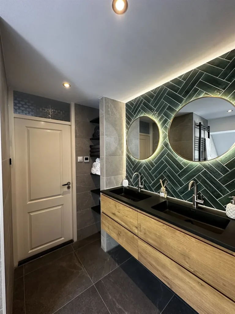 Dubbele wastafel en groene visgraattegels met deur (Luxe badkamer met groene tegels)