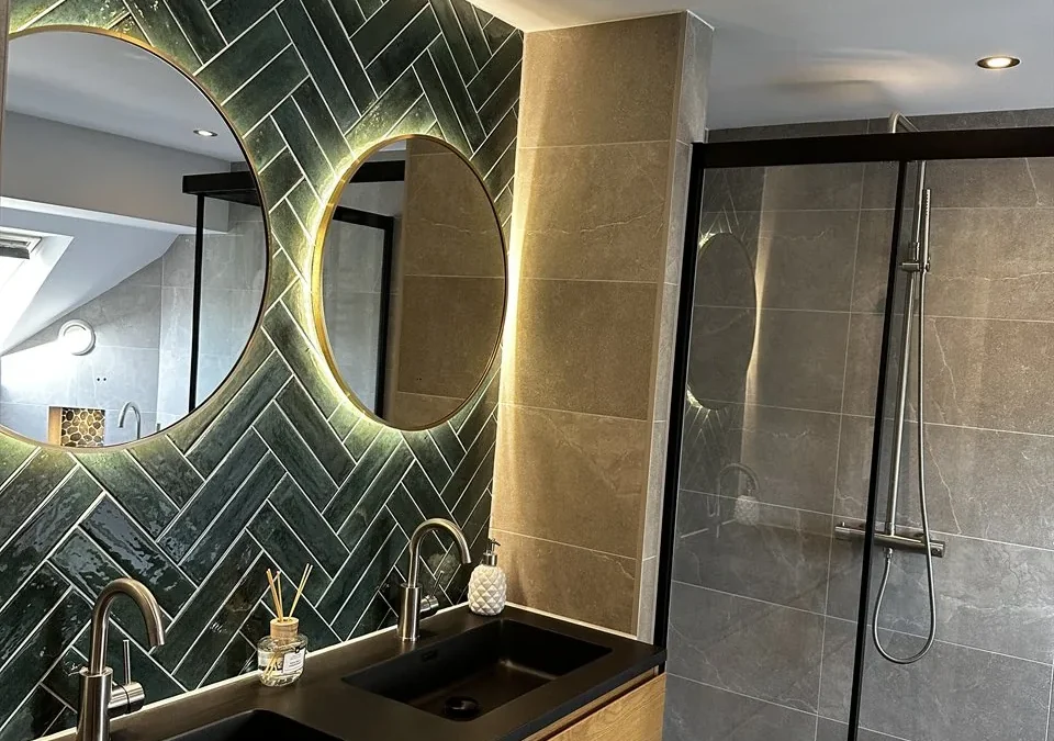Luxe badkamer met groene visgraattegels en vrijstaand zwart bad