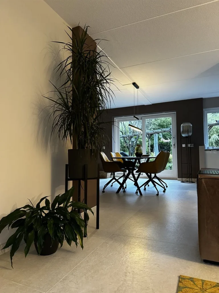 Eetkamer met lichte vloertegels (Vloertegels met vloerverwarming)