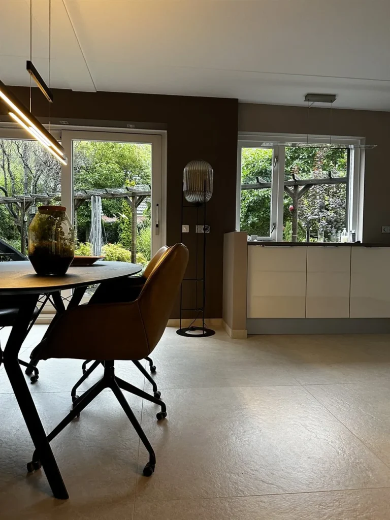 Eettafel op lichte grootformaat vloertegels (Vloertegels met vloerverwarming)