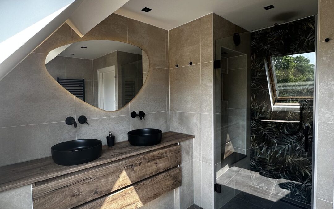 Gerenoveerde zolderbadkamer met zwarte details
