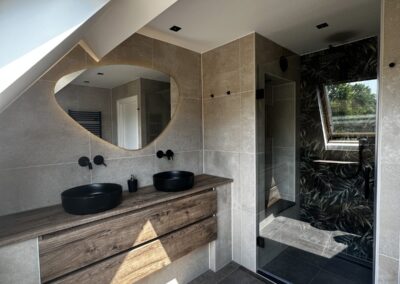 Gerenoveerde zolderbadkamer met zwarte details