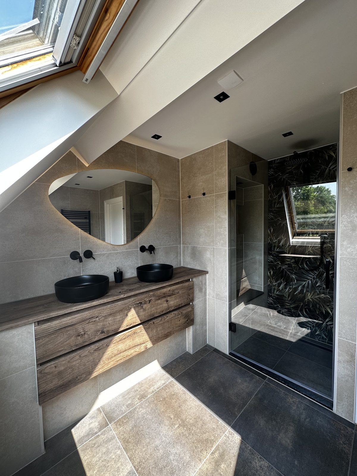 Zolderbadkamer met inloopdouche en botanische wand Zolderbadkamer met inloopdouche en botanische wand
