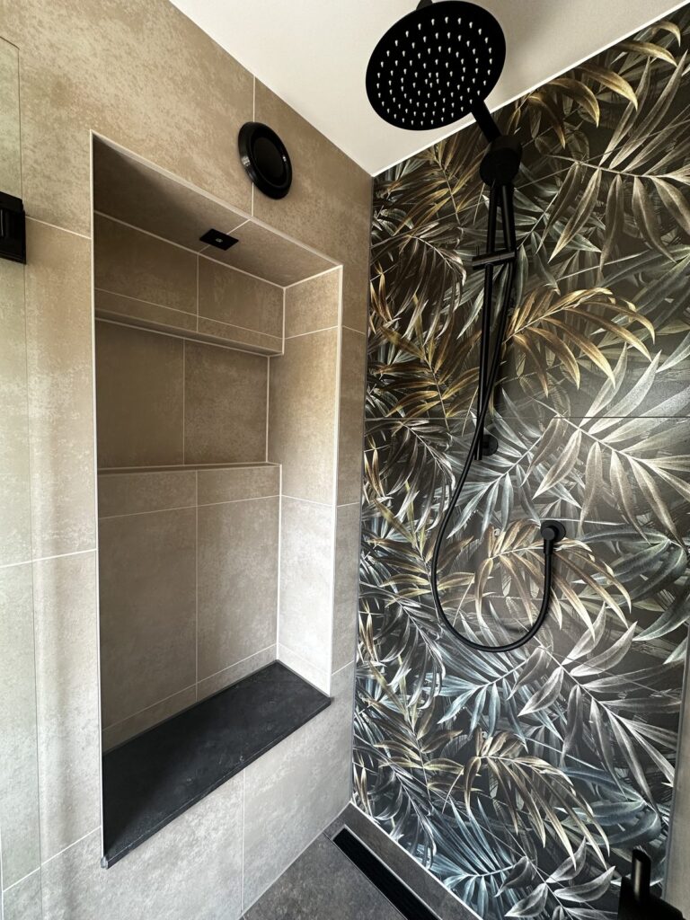 Douche met nis, botanische wand en zwarte regendouche