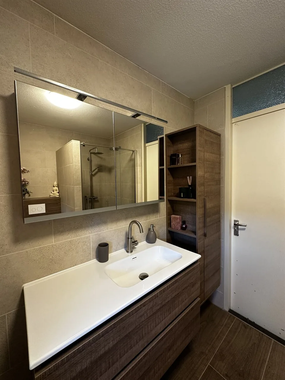 Hangend badmeubel met spiegelkast en open kast Hangend badmeubel met spiegelkast en open kast (Badkamer met houtlook tegels)
