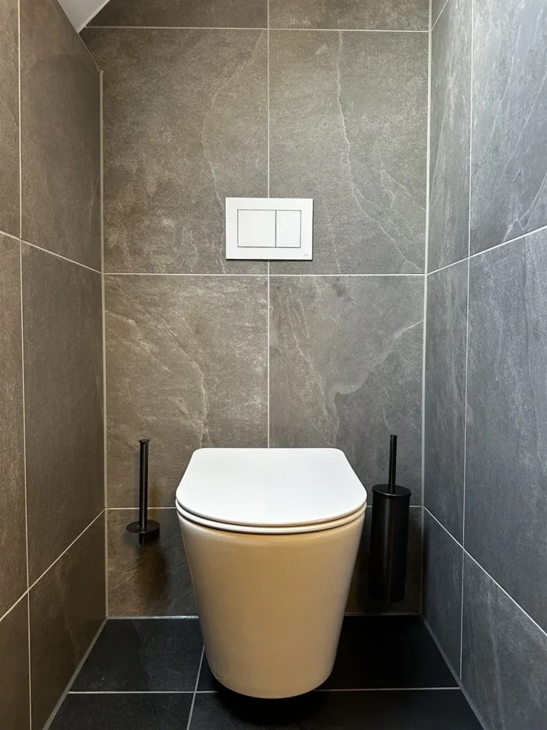 Hangend toilet in grijze leisteenlook tegels badkamer (Badkamer met leisteenlook tegels)
