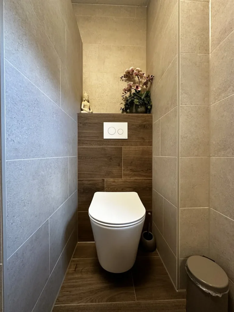 Hangend toilet met houtlook accentwand en beige wandtegels (Badkamer met houtlook tegels)
