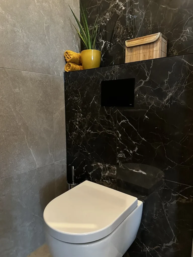 Hangend toilet met marmerlook ombouw (Badkamer met marmerlook tegels)