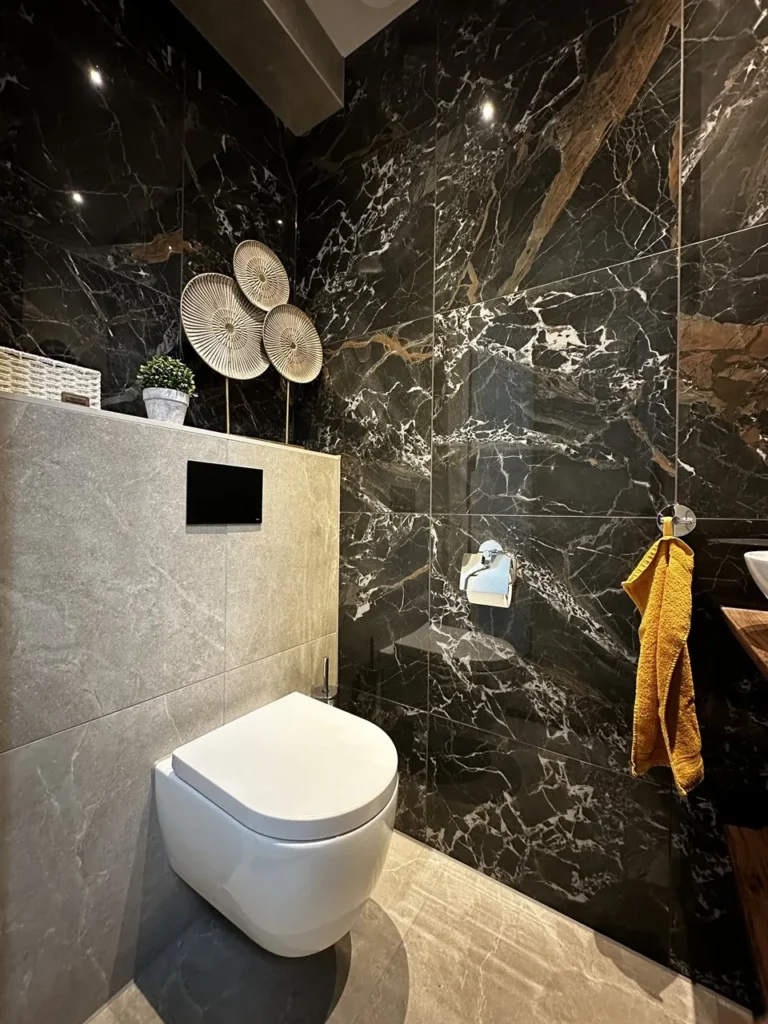 Hangend toilet met zwart marmerlook tegels (Badkamer met marmerlook tegels)