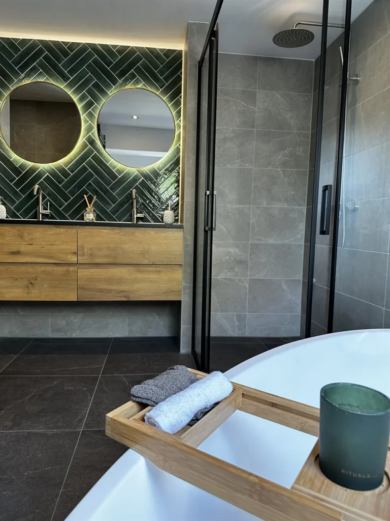 Houten badplank bij dubbele wastafel met groene tegels (Luxe badkamer met groene tegels)