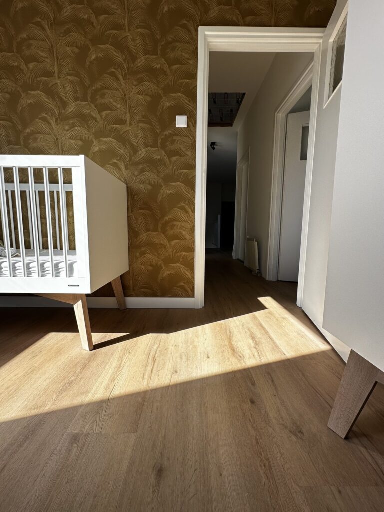 Houtlook vloer in een slaapkamer met doorkijk naar de gang