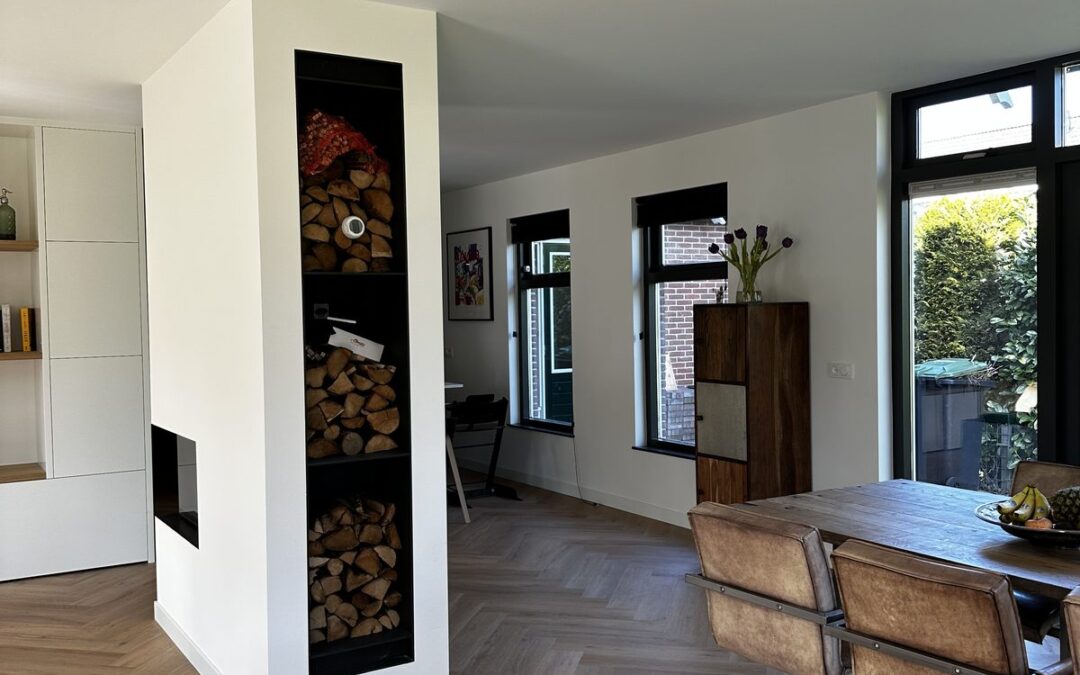 Houtlook vloer door de hele woning, met visgraat in de woonkamer