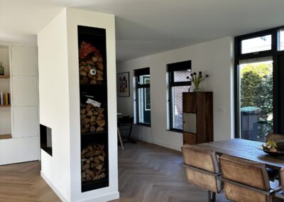 Houtlook vloer door de hele woning, met visgraat in de woonkamer