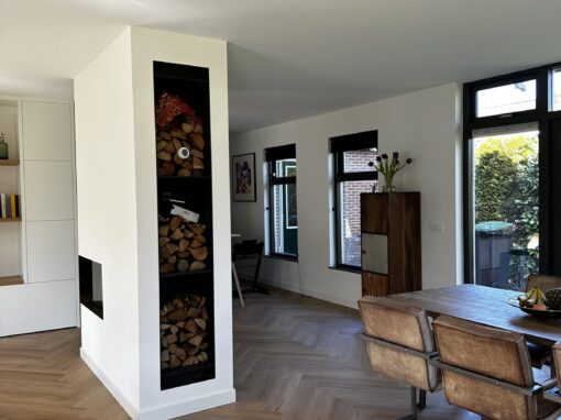 Houtlook vloer door de hele woning, met visgraat in de woonkamer Houtlook vloer door de hele woning, met visgraat in de woonkamer