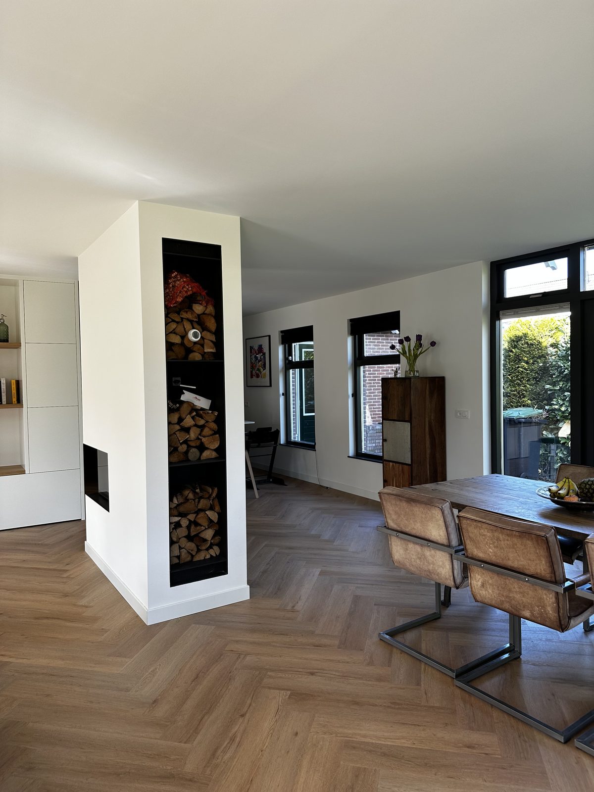 Woonkamer met visgraat houtlook vloer en haard Woonkamer met visgraat houtlook vloer en haard