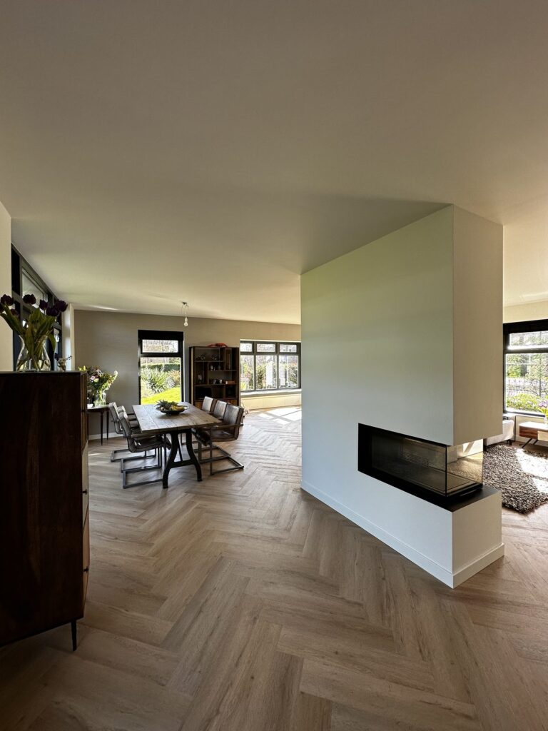 Open woonkamer met eettafel en visgraatvloer