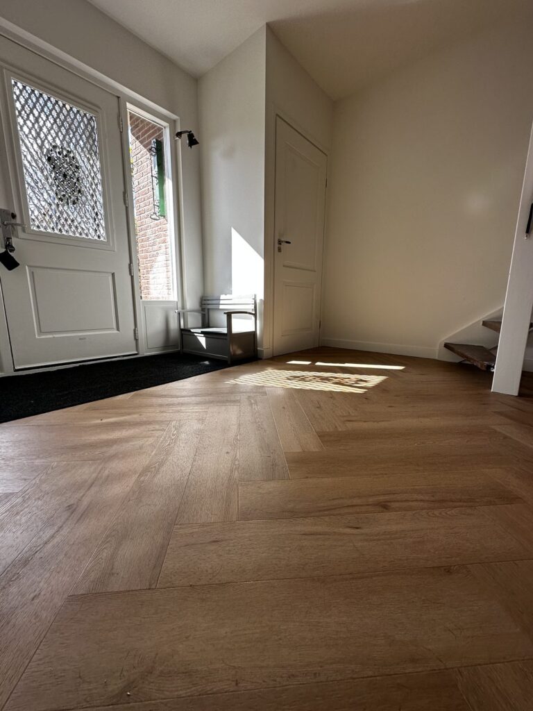 Visgraatvloer in de hal bij de voordeur