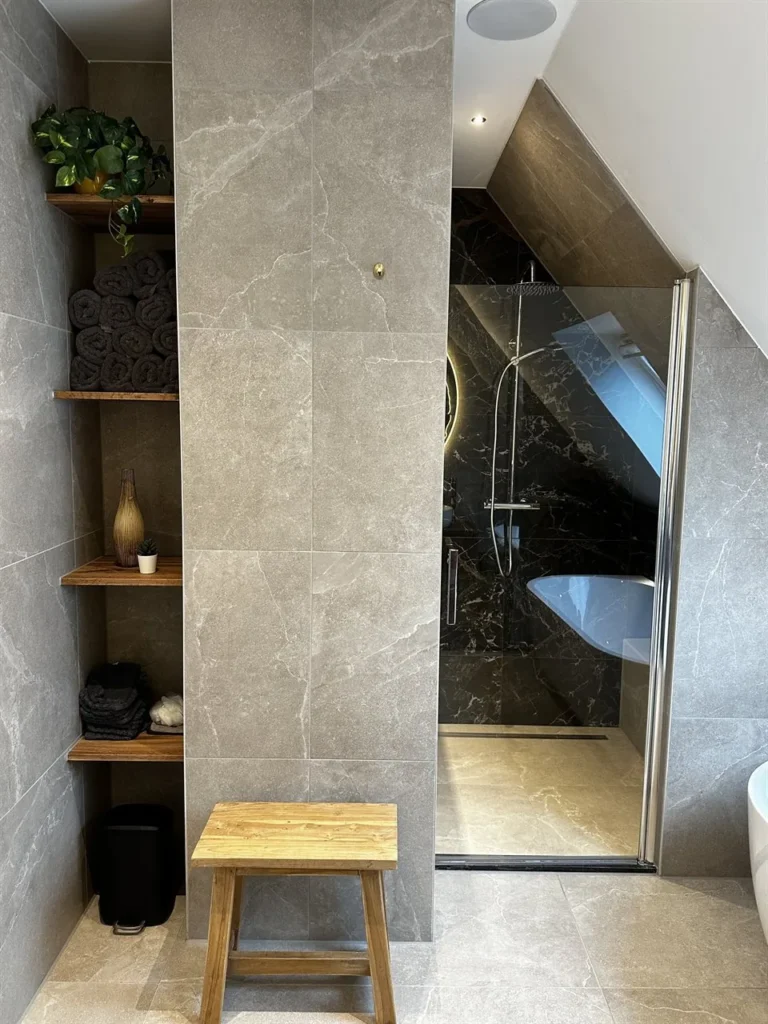 Inloopdouche met glazen wand en open kast (Badkamer met marmerlook tegels)