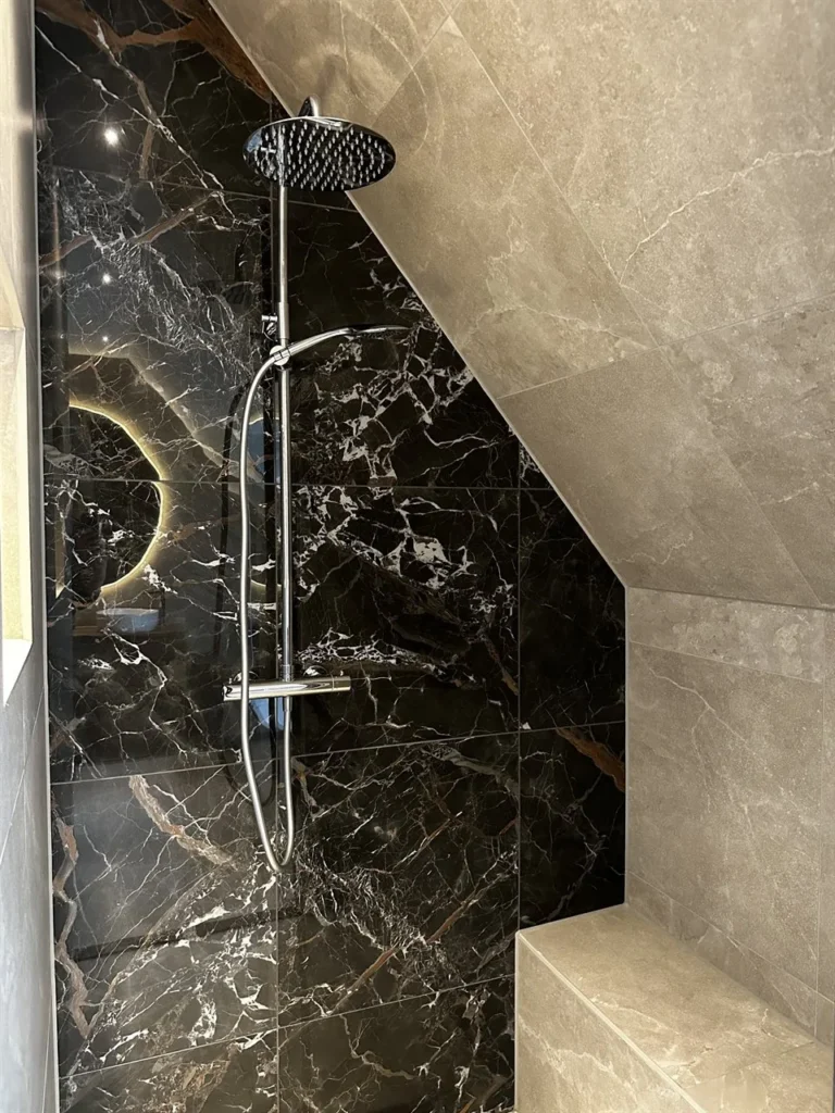 Inloopdouche met regendouche en zitbank in zwart marmerlook (Badkamer met marmerlook tegels)
