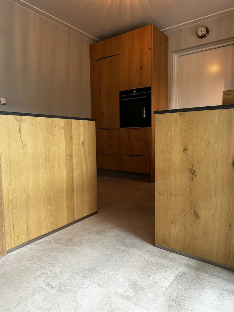 Keuken met grijze grootformaat vloertegels en eiken kastenwand (Grijze grootformaat vloertegels)