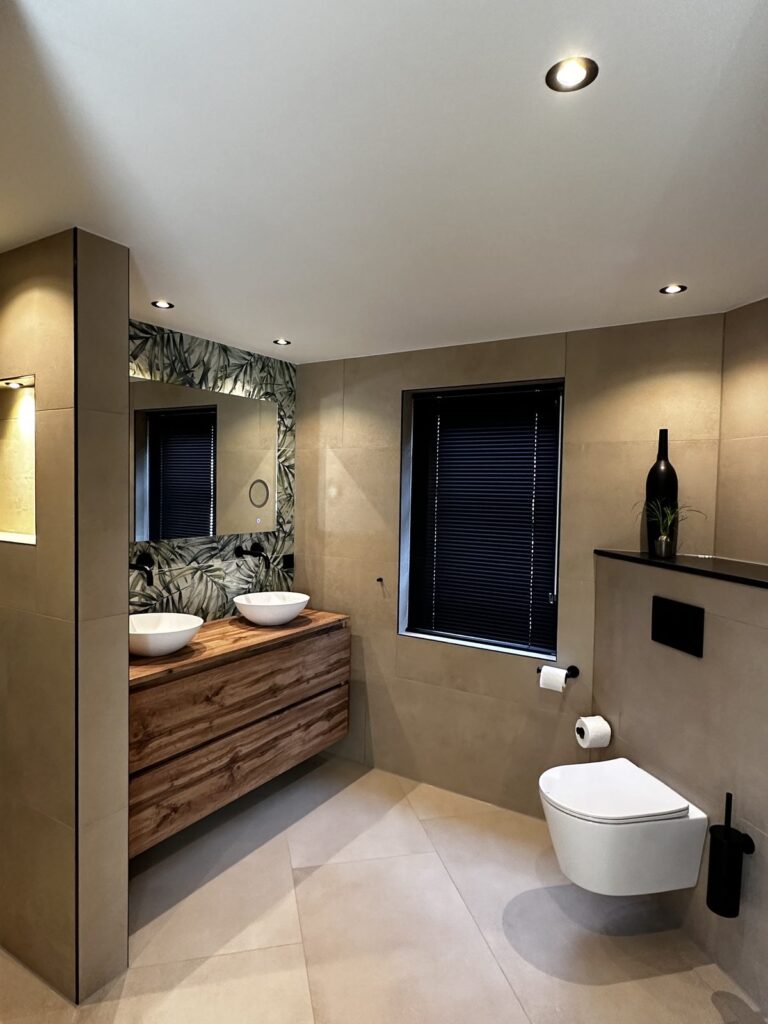 Badkamer met eiken badmeubel en twee opbouwwastafels