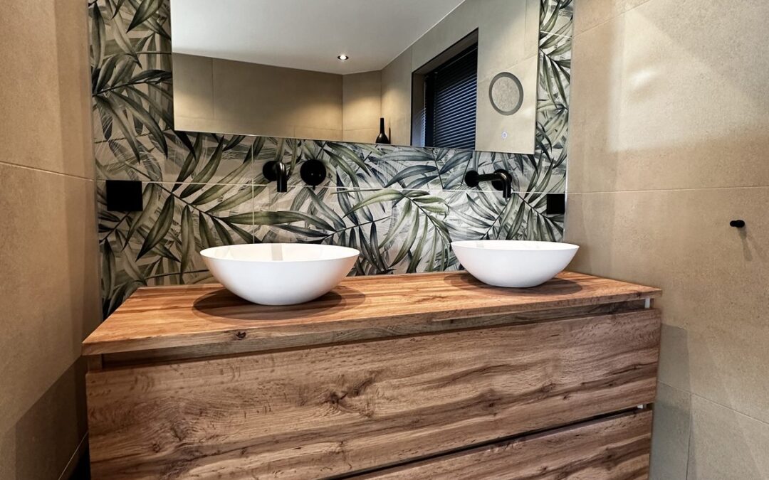 Luxe badkamer met eiken badmeubel en botanische wand
