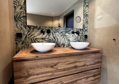Luxe badkamer met eiken badmeubel en botanische wand