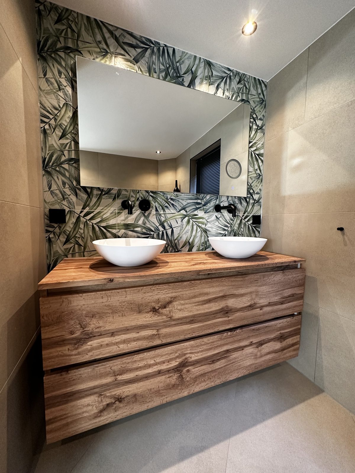 Eiken badmeubel met botanische wand achter de spiegel Eiken badmeubel met botanische wand achter de spiegel