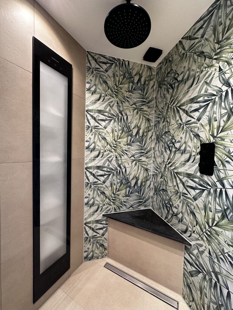 Inloopdouche met botanische wand en zitbank