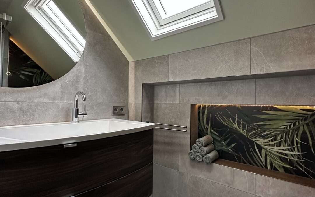 Luxe zolderbadkamer met botanische wand en sfeerverlichting