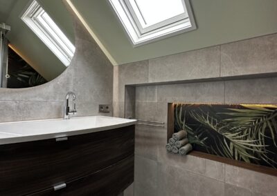 Luxe zolderbadkamer met botanische wand en sfeerverlichting