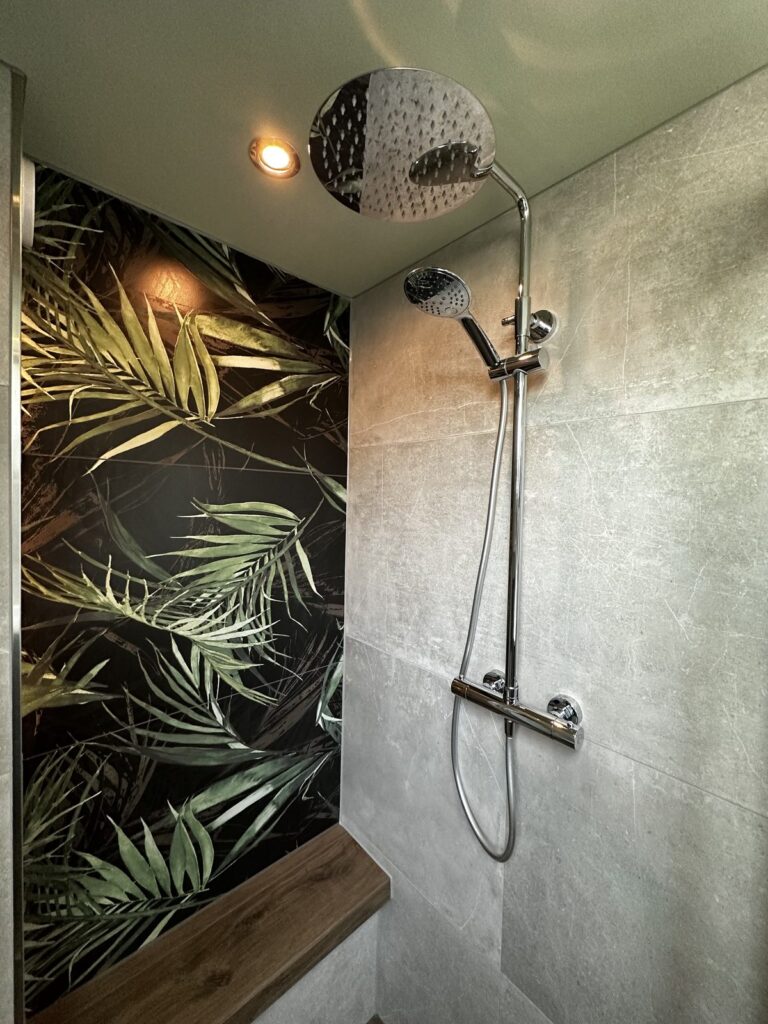 Inloopdouche met botanische wand en regendouche
