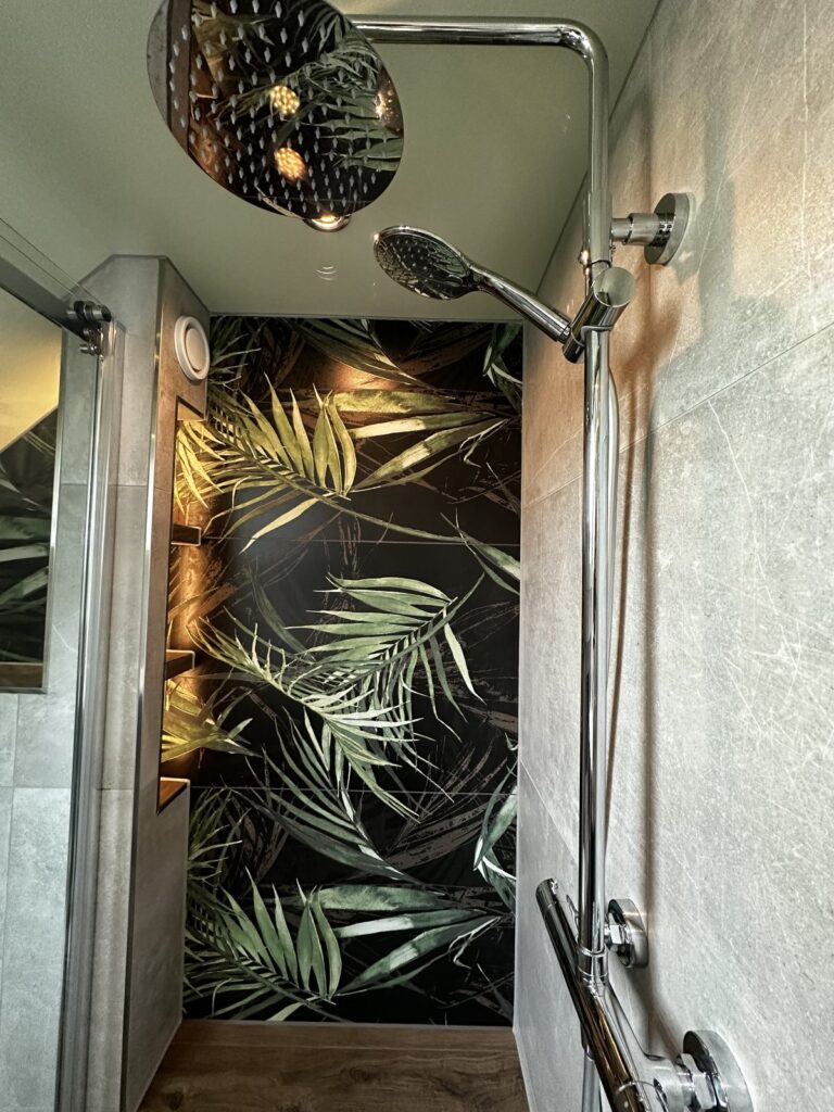 Douche met zitbank en regendouche in een zolderbadkamer