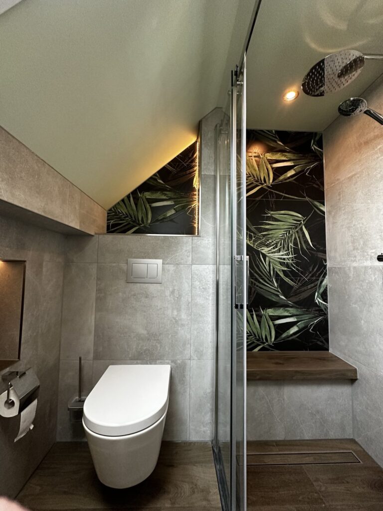 Hangend toilet naast de glazen douchewand