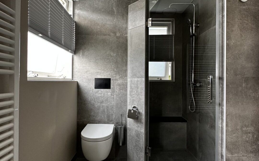 Moderne badkamer met betonlook tegels