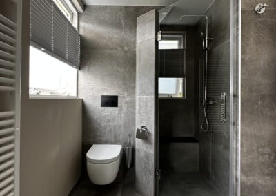 Moderne badkamer met betonlook tegels