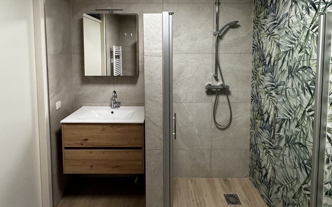 Moderne badkamer met bladprint wandtegels