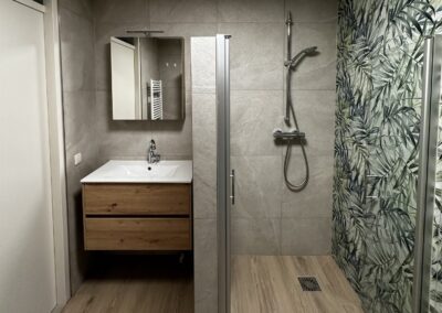 Moderne badkamer met bladprint wandtegels