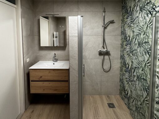 Wandpanelen in de badkamer: voordelen, nadelen en wanneer kiest u ze? Wandpanelen in de badkamer: voordelen, nadelen en wanneer kiest u ze?