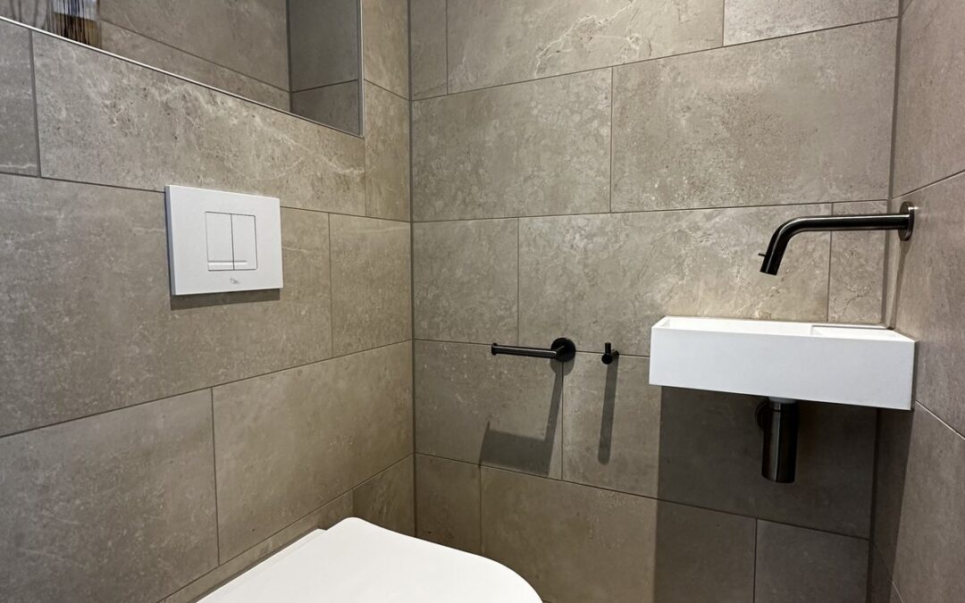 Nieuw toilet met natuursteenlook tegels